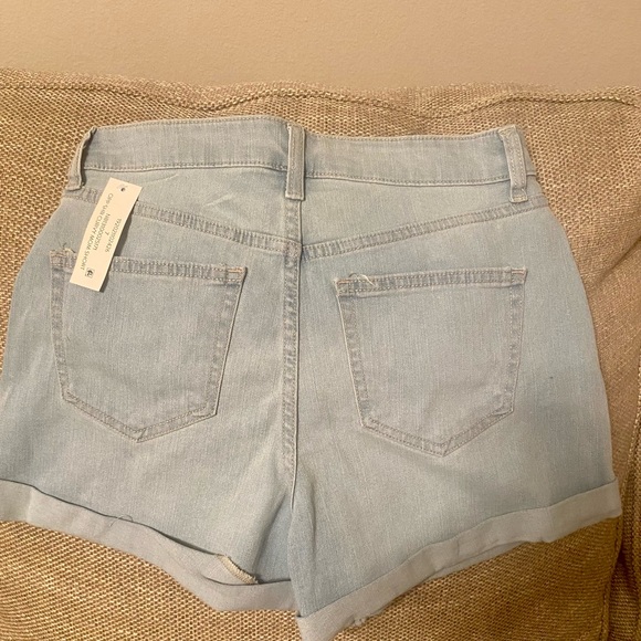 NWT No Boundaries light denim shorts. Super High Rise curvy mom short - Picture 2 of 3